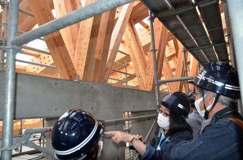 屋根にカラマツふんだんに 鶴居村総合体育館現場見学会(2021-07-30)