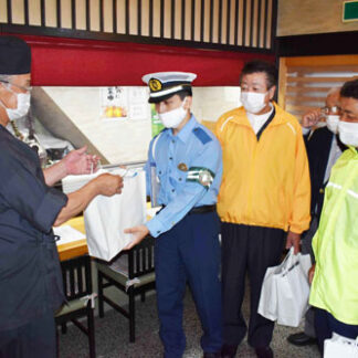 根室署など関係団体、飲食店に飲酒運転根絶のチラシ配布(2021-07-17)