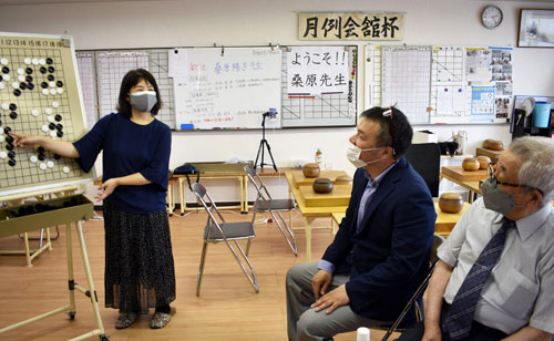 囲碁まつりで指導対局 女流プロ桑原六段招く(2021-07-30)