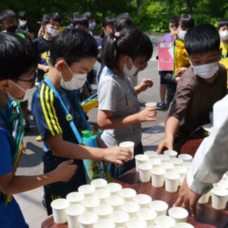 利き水挑戦「おいしい」　上水道の仕組み学習　厚岸・真龍小(2021-07-27)