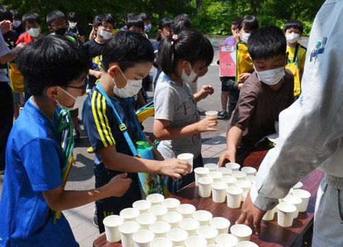 利き水挑戦「おいしい」 上水道の仕組み学習 厚岸・真龍小(2021-07-27)