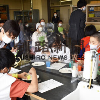 武修館中が公開授業、アロマづくりを小学生が体験(2021-07-20)