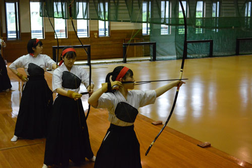 目の前の一射に集中 弓道全釧路祭に107人(2021-07-27)