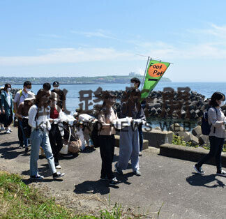 くしろ元町フットパスを広め隊の会員ら、弁天ケ浜の海岸を清掃奉仕(2021-07-26)