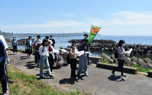 くしろ元町フットパスを広め隊の会員ら、弁天ケ浜の海岸を清掃奉仕(2021-07-26)