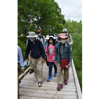 真新しい木道で散策、くしろせんもん学校公開講座　親子連れら楽しむ(2021-08-10)