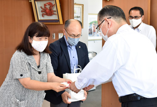 こども食堂活用して 実行委が市にクーポン券寄贈(2021-08-13)