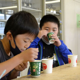 地産地消くしろネットワークと大塚製薬が芦野小で「オロナミンＣ出前授業」(2021-08-28)