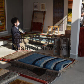 「アートギャッベ」正規取扱店に　釧路のクラフトネス(2021-08-22)