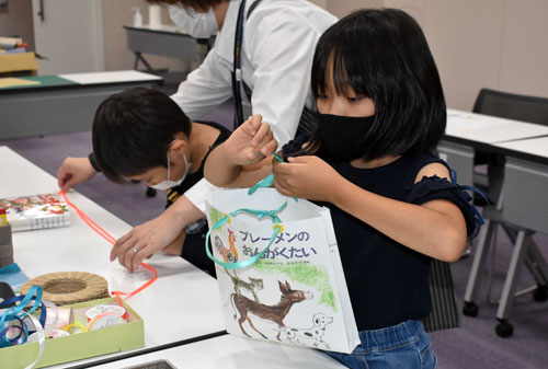 クラフトバッグ工作楽しむ 夏休み図書館教室(2021-08-12)