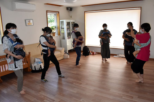 助産院マタニティアイで「親子でベビーダンス」(2021-08-18)