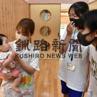赤ちゃんと触れ合い　標津高生、こども園で職業体験(2021-08-05)