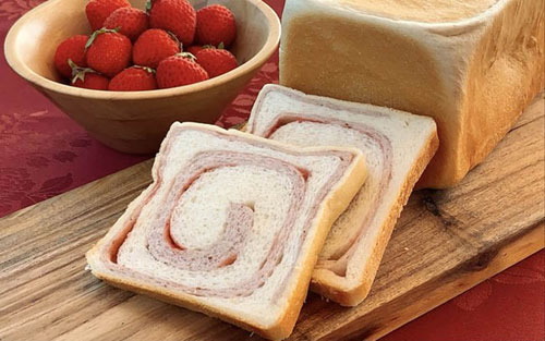 パン2種、道の駅で販売 屈斜路プリンス、地元イチゴとそば粉(2021-09-01)