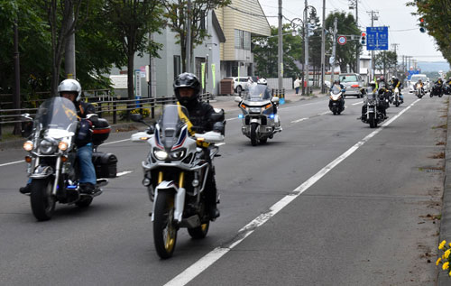 バイクの旅、安全運転で 町内パレードで啓発(2021-08-31)