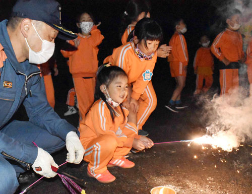 花火、安全に遊ぼう 根室市消防本部、睦の園で教室(2021-08-29)