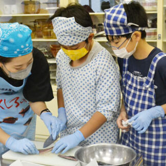 マイワシ、三枚下ろしに　光陽小で「おさかな教室」(2021-08-29)