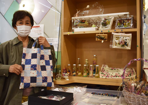 バッグや巾着、雑貨100点並ぶ 佐藤さん作品展(2021-08-13)