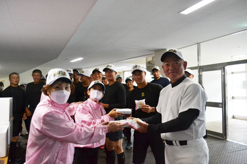 華実の会 亜大野球部に弁当差し入れ 「元気になって」(2021-08-13)