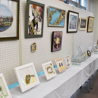 会員らの力作　色鮮やかな押し花展示　(2021-08-15)