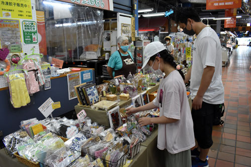 売り場移転で人気上昇 親子連れにぎわう(2021-08-10)
