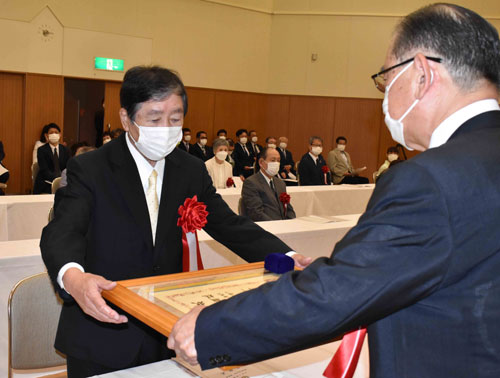 根室市17個人、4団体を功労者表彰(2021-08-06)