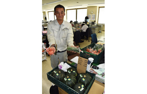 栽培野菜、町職員に試験販売(2021-08-17)