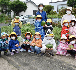 松本さんの家庭農園で園児がスイカ収穫(2021-08-28)