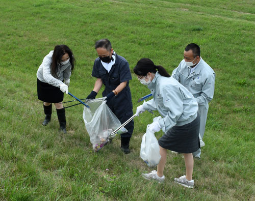 新釧路川河川敷を清掃 村井建設が地域貢献(2021-09-01)