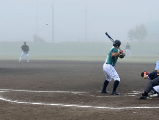 濃霧の中白球追う　釧新あさ野球根室大会開幕(2021-08-08)