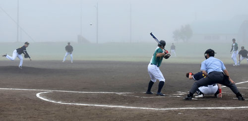 濃霧の中白球追う 釧新あさ野球根室大会開幕(2021-08-08)