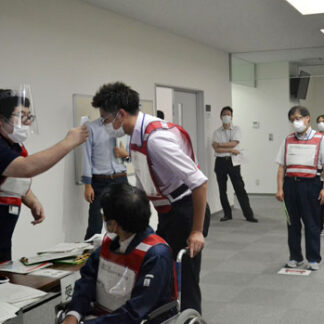 市職員、コロナ対策重点に避難所運営訓練(2021-08-21)