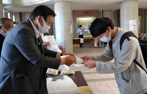 公立大生に食料支援 釧路の2団体、牛乳券など配布(2021-08-13)