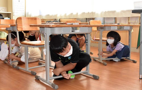 地震、机の下に隠れて 共栄小で防災授業(2021-08-30)