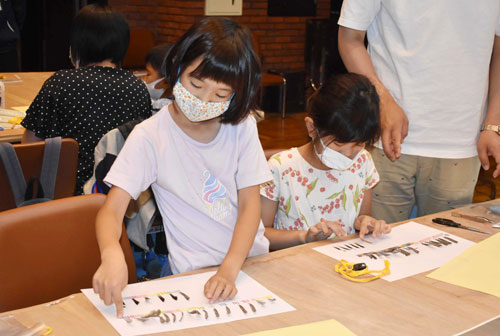 博物館で鳥の羽の仕組み学び、標本作り(2021-08-10)