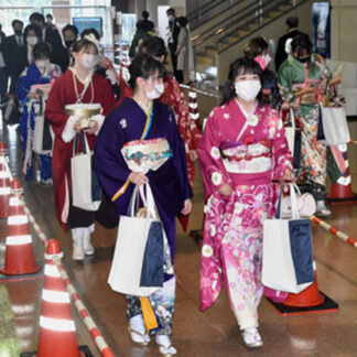 真夏の成人式 飛躍誓う　５会場で223人出席(2021-08-15)