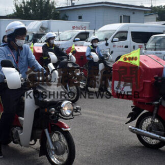 中標津署と郵便局、事故防止へ安全旗装着(2021-08-24)