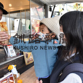 食やステージ楽しむ　城山秋まつり、多くの家族連れ来場(2021-09-26)