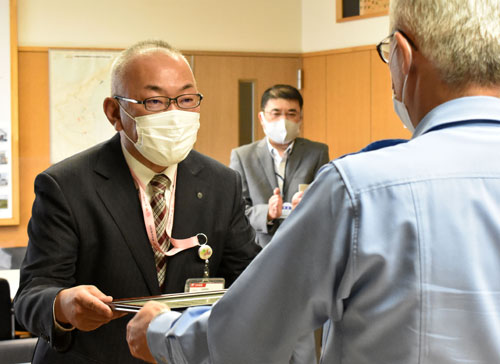 別海郵便局員の串田さん詐欺防ぎ感謝状(2021-09-24)