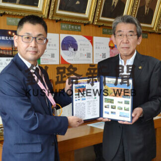 日本郵便道支社が釧路市と市立博物館にフレーム切手寄贈(2021-09-26)