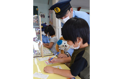 厚岸の園児ら 祖父母へ啓発はがき作成(2021-09-15)