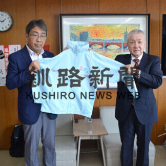 釧根自動車協会が交通指導ジャンパーやカメラなど市に寄贈(2021-09-02)