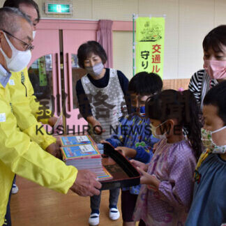 交通安全折り紙、園児に　根室西ロータリークラブが啓発(2021-09-29)
