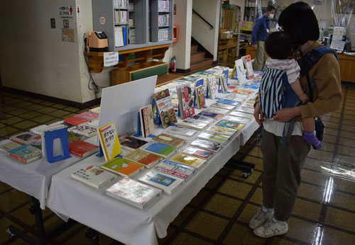敬老の日企画展 多彩な本並ぶ(2021-09-10)