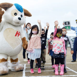 手を上げ、左右確認　交通ルール学ぶ　釧路ひばり幼稚園(2021-09-28)