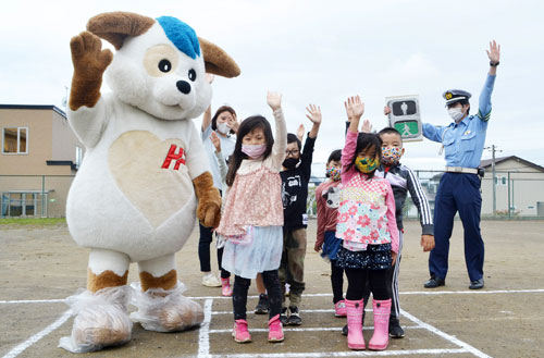 手を上げ、左右確認 交通ルール学ぶ 釧路ひばり幼稚園(2021-09-28)