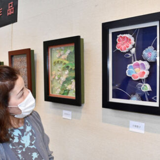 シャドーボックス作品展、紙や模様切り抜き　立体感を表現(2021-09-05)