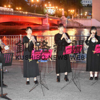 認知症理解へオレンジに、小中生ら幣舞橋背に演奏で(2021-09-02)