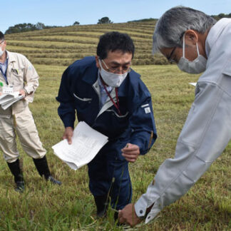 ２番草成育４日遅く　振興局長が農場視察(2021-09-08)