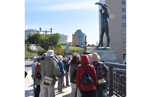 北大通の魅力再発見 学習サークルがモニュメント巡り(2021-09-23)