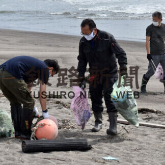 憩いの恋問海岸きれいに　白糠ロータリーク清掃活動(2021-09-12)